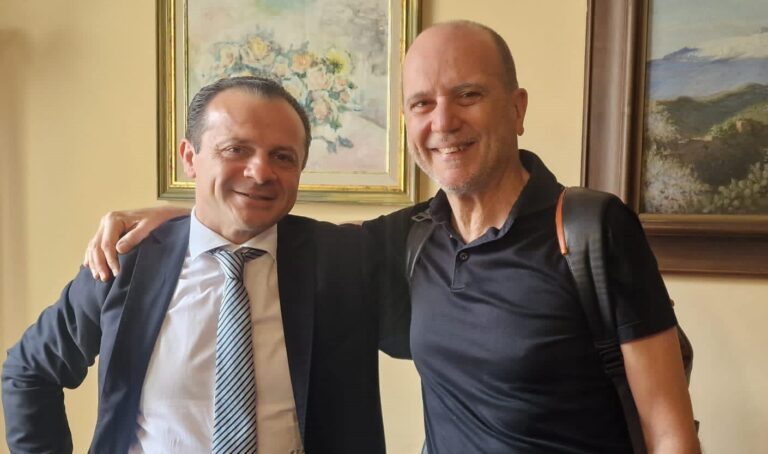 De Luca: “Da gennaio 2026 parte la mia campagna elettorale”. A Taormina le chiavi del palazzo a Brocato