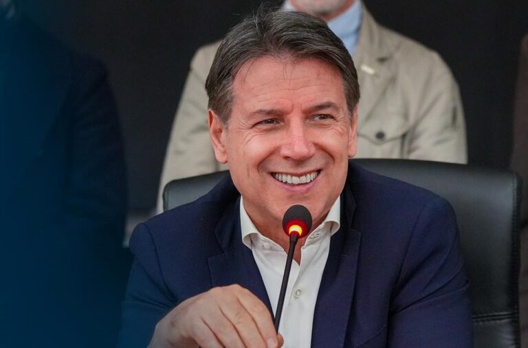 Conte provoca Meloni: “Vota Giorgia e a Bruxelles ci va Sgarbi”