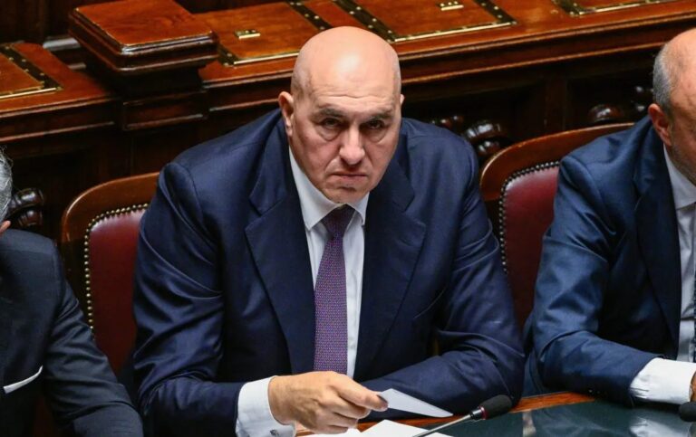 Atterraggio d’emergenza a Ciampino per l’aereo del ministro Crosetto