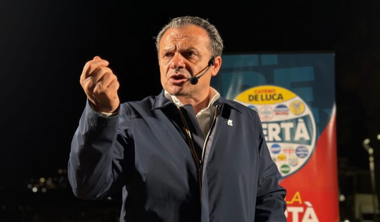 De Luca: “Alle Europee dobbiamo superare i potenziali alleati Pd e M5S”