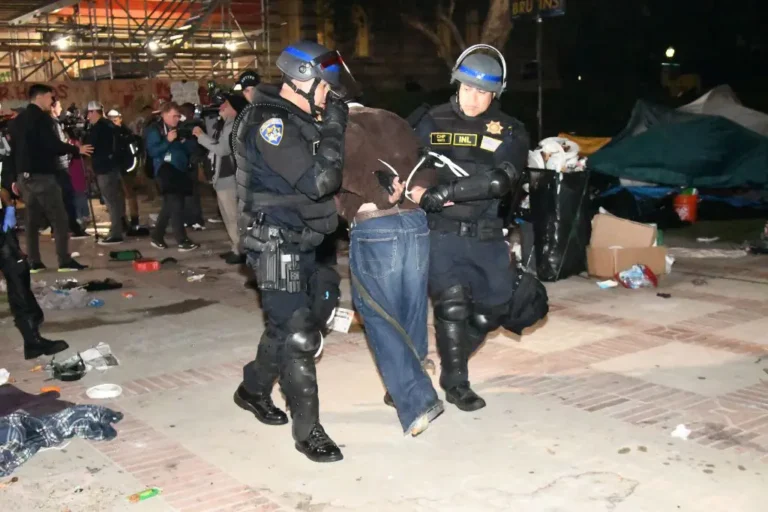 Usa, decine di arresti al Campus Ucla. Biden: “Rispetto proteste, ma no violenze”