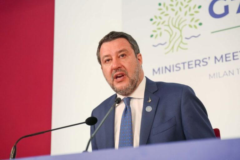 Salvini: “Ci vuole più Italia in Europa, poteri forti non ci amano”