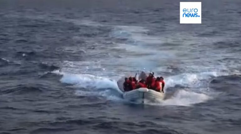 Mediterraneo, la nave di Emergency salva 87 migranti alle deriva