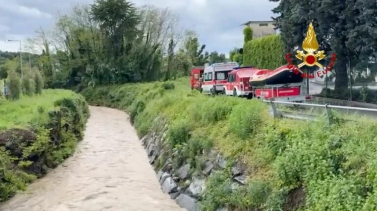 Maltempo, uomo cade in torrente in piena a Cantù. In corso ricerche Vvf Maltempo, uomo cade in torrente in piena a Cantù. In corso ricerche Vvf