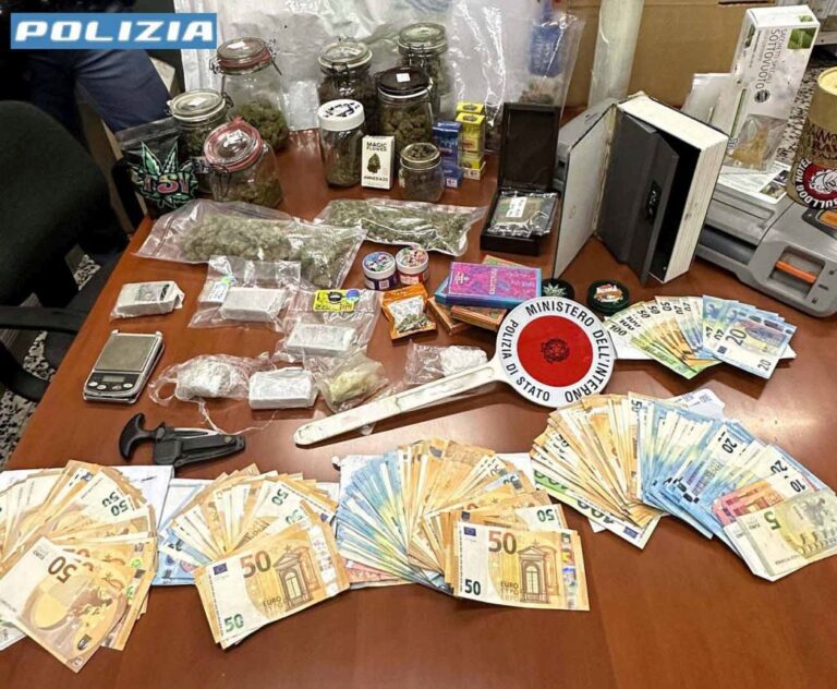 Spacciava droga a casa della mamma e della nonna. Arrestato