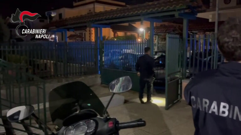 Latitante in manette a Napoli: dietro la villa una scala per fuga