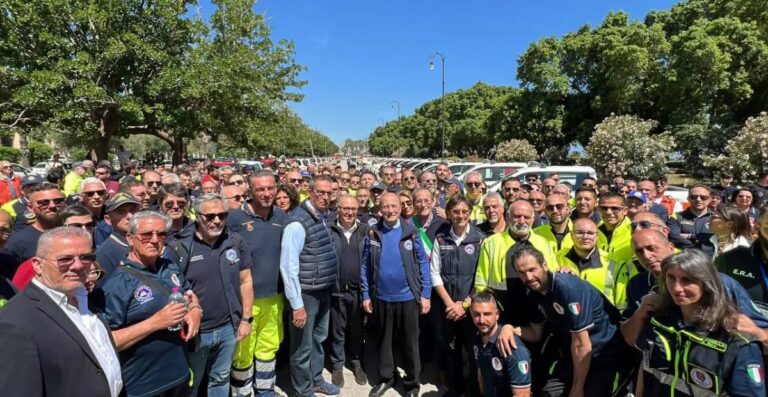 Incendi in Sicilia, dalla Regione 70 pick-up ai volontari di Protezione Civile