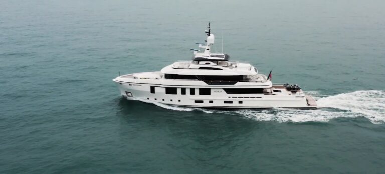 Il superyacht Acala in direzione Naxos-Taormina, è il top per gli armatori