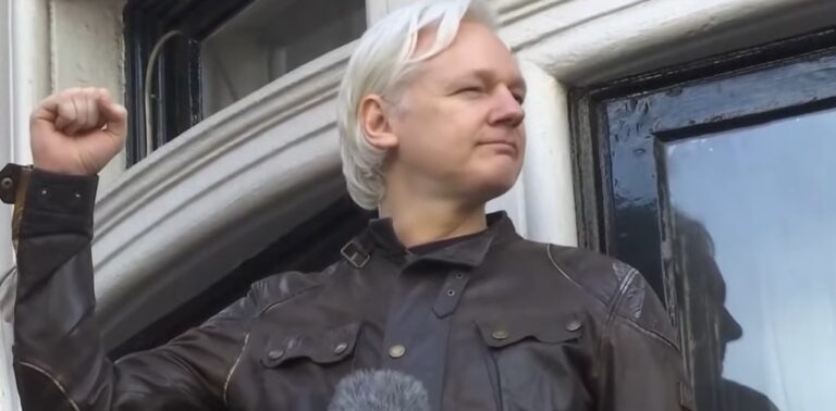 Julian Assange è libero e ha lasciato il Regno Unito