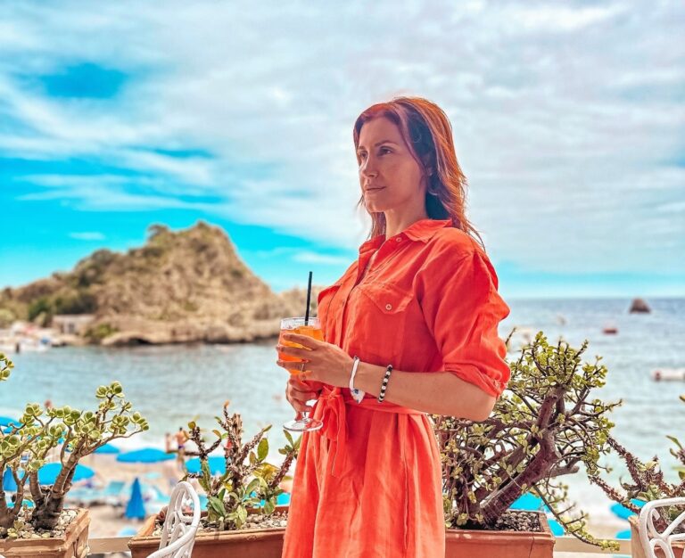 La giornalista albanese Aulona Musta esalta Taormina: “Ma quanto sei bella?”