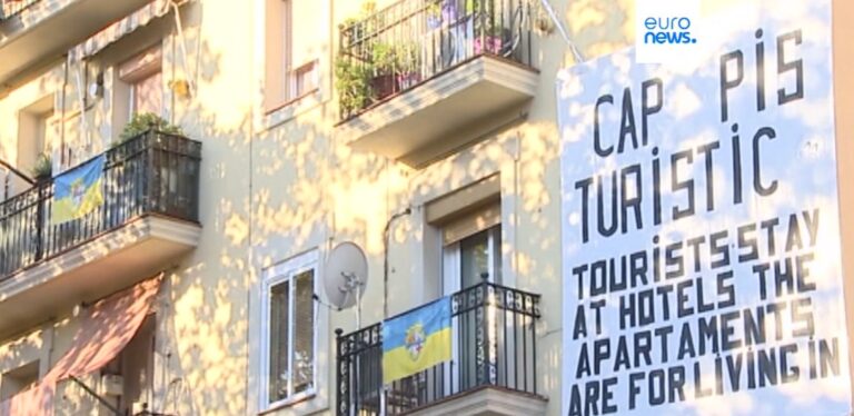 Barcellona contro il turismo di massa: via 10mila licenze ad appartamenti