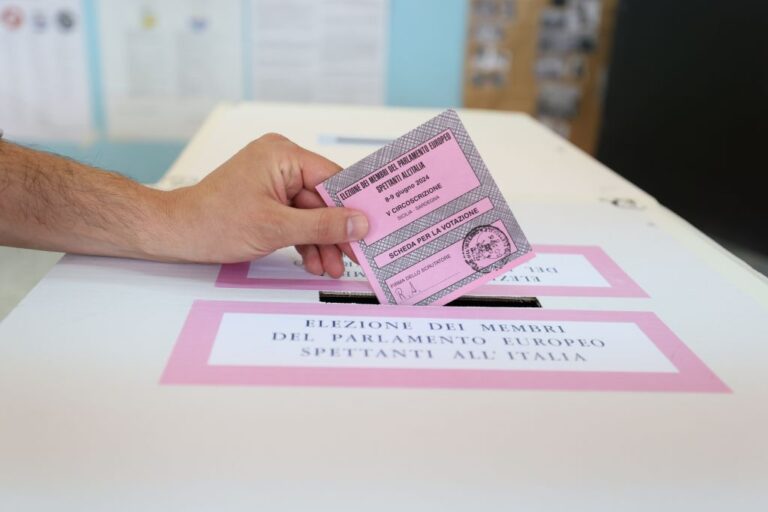 Europee, proiezioni: FdI primo partito, poi il Pd. M5S e FI attorno al 10%, la Lega all’8% Europee, proiezioni: FdI primo partito, poi il Pd. M5S e FI attorno al 10%, la Lega all’8%