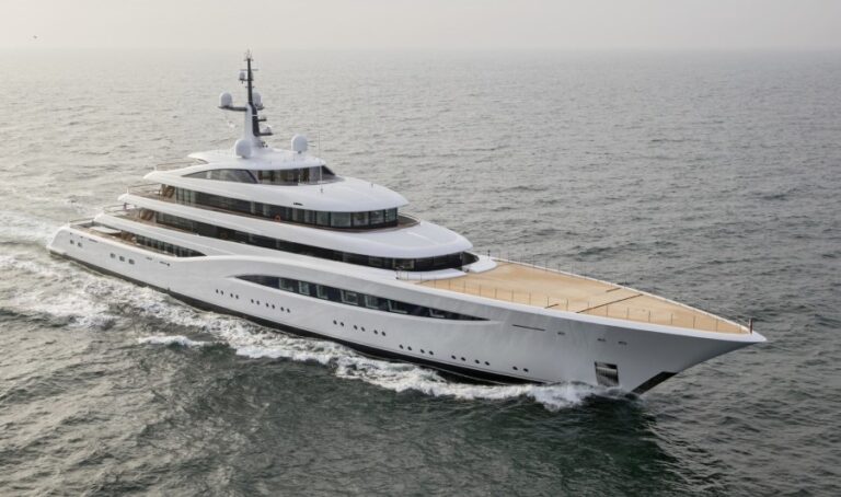 A Taormina lo yacht da favola di Stroll, fondatore di Aston Martin