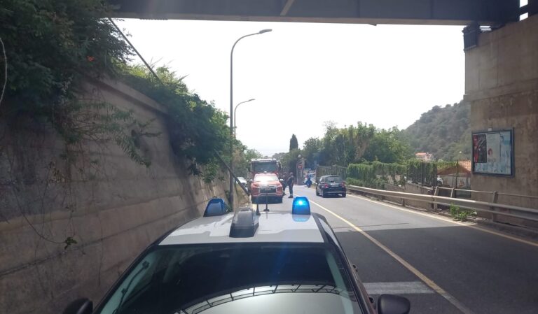 Paura a Taormina, piovono calcinacci in Via Garipoli: colpito conducente di un auto