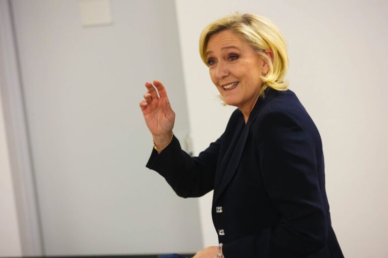 Francia, la destra al 34% secondo gli exit poll. Le Pen: “Blocco Macron quasi cancellato”