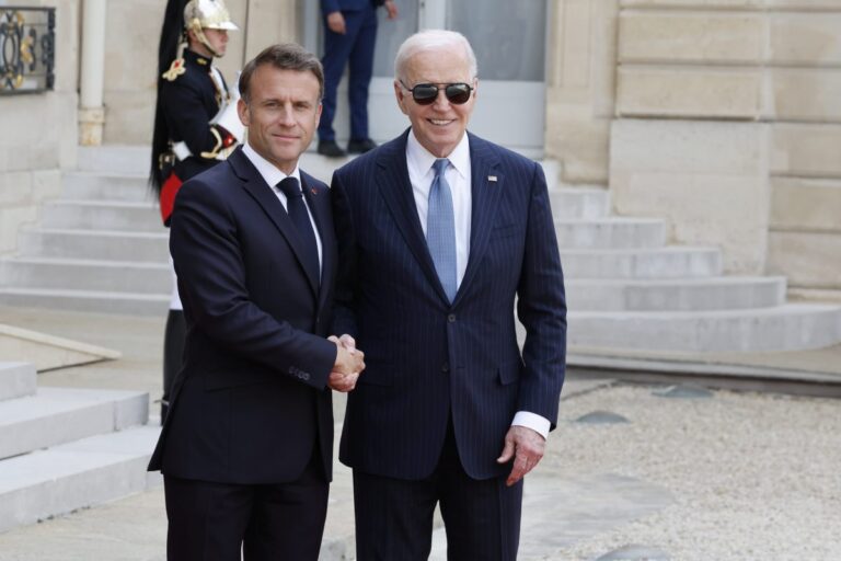 Biden incontra Macron: “Tutta l’Europa è minacciata dalla Russia”