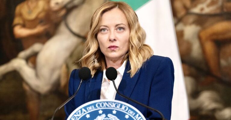 Meloni: “C’è chi mi vorrebbe massacrata e a testa in giù”