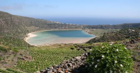 Legambiente e Touring Club Italiano bocciano il mare siciliano: Pantelleria e Salina perdono le “vele”