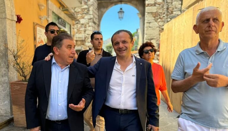 Sud chiama Nord: “A Taormina Pd e tutti i critici li aspettiamo in piazza…”