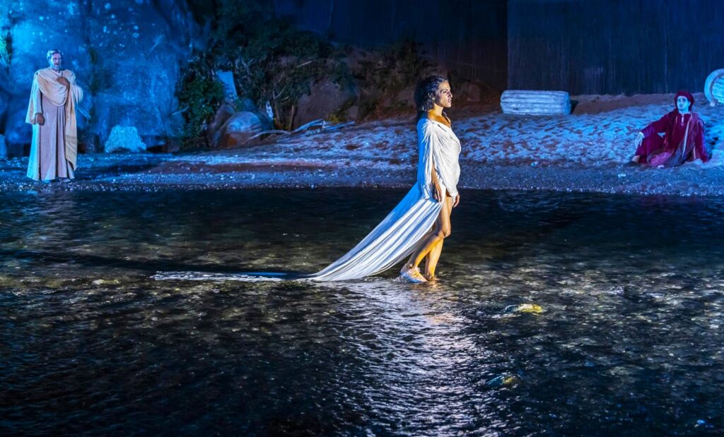 Inferno di Dante, alle Gole dell'Alcantara torna il kolossal più atteso dell'estate 1 b Giovanna Mangiu nei panni di Francesca da Rimini mentre percorre il fiume Alcantara foto Santo Consoli