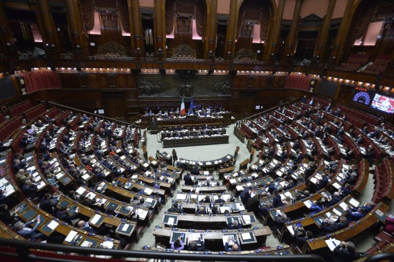 Rissa in Parlamento. Colpito Donno (M5S): “Non respiravo”. FdI e Lega: “Commediante”