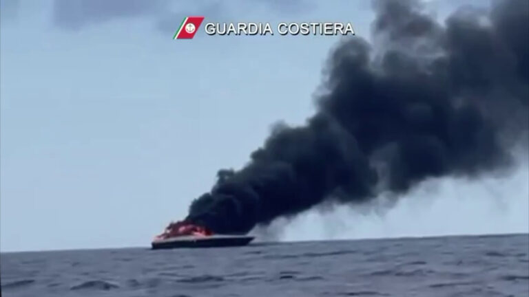 In fiamme yacht di Stefania Craxi e marito, entrambi salvi