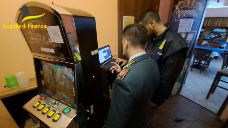 Sottraevano fondi cassa da slot machine. Gdf sequestra 4,7 mln