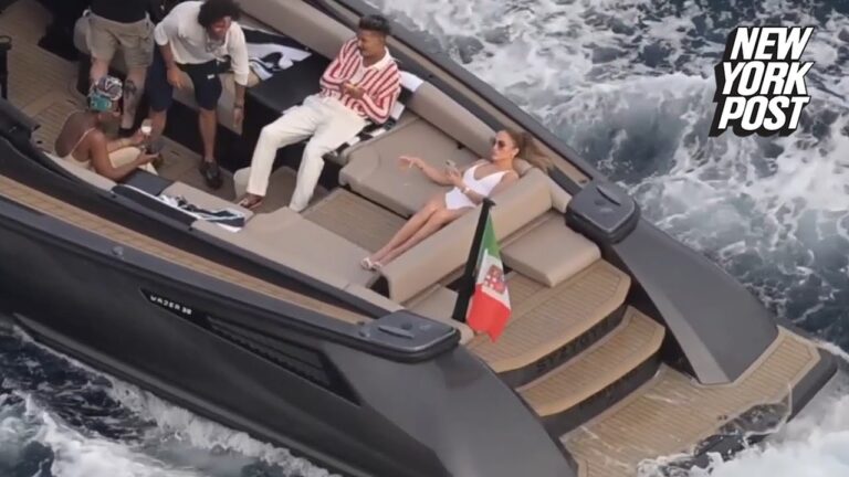 Jennifer Lopez in barca a Positano prima di spostarsi a Taormina