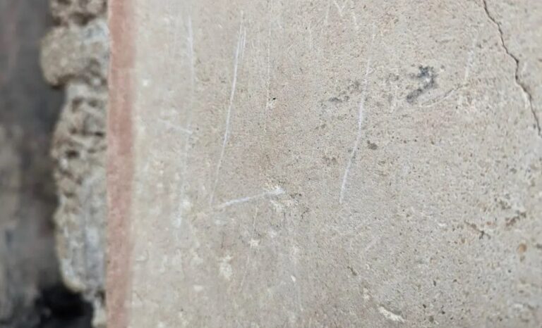 Turista sfregia casa dei Ceii a Pompei, Sangiuliano: “Punizione severa”