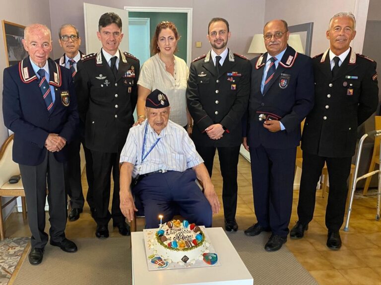 Oltre un secolo di fedeltà: i CC di Taormina festeggiano i 101 anni dell’appuntato Giacomo Polverino Oltre un secolo di fedeltà: i CC di Taormina festeggiano i 101 anni dell’appuntato Giacomo Polverino