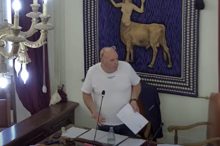 Corvaia: “Il sindaco di Taormina si arrampica sugli specchi”