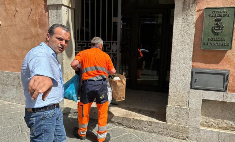 “Rifiuti fuori orario”, un anno fa il blitz del sindaco di Taormina contro le Poste