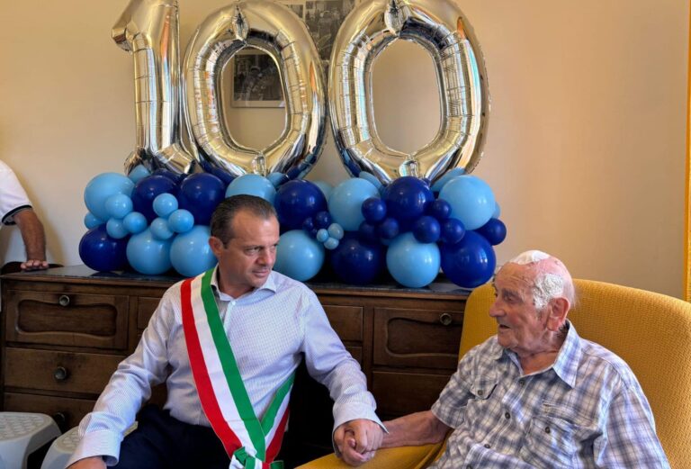 Taormina festeggia i 100 anni di Pancrazio Cacopardo. Il sindaco: “Un esempio per la comunità” Taormina festeggia i 100 anni di Pancrazio Cacopardo. Il sindaco: “Un esempio per la comunità”