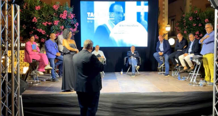 A Taormina sostituiamo il Consiglio comunale con “A te il microfono”…?