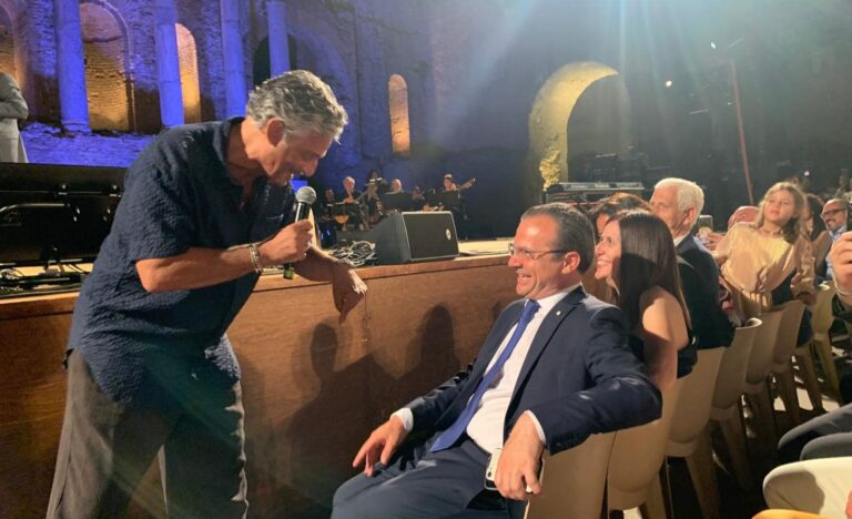 Fiorello show a Taormina: “De Luca è il Dalai Lama dei sindaci” (VIDEO)
