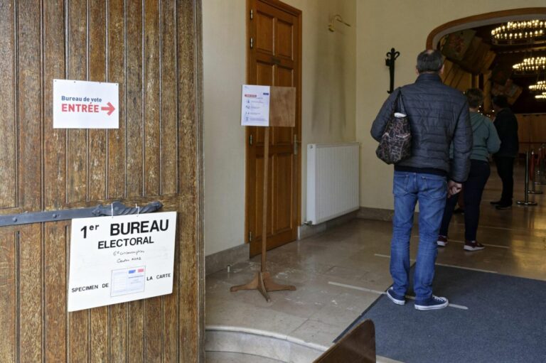 La Francia al voto per i ballottaggi La Francia al voto per i ballottaggi