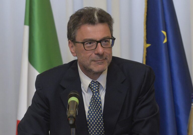 Giorgetti: “Per diminuire debito non serve una manovra lacrime e sangue”