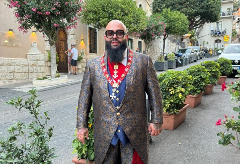 Il Cavaliere dei Vip, Michele Cutro, premia a Taormina il ristorante Tiramisù Il Cavaliere dei Vip, Michele Cutro, premia a Taormina il ristorante Tiramisù