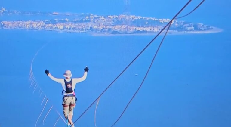 Jaan Roose fa la storia: è il primo uomo ad attraversare lo Stretto di Messina a piedi