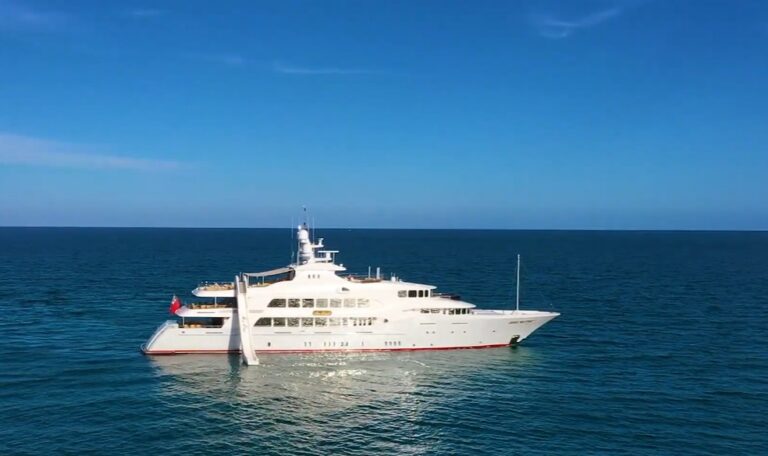 In rada tra Naxos e Taormina lo yacht da sogno del magnate Terry Taylor