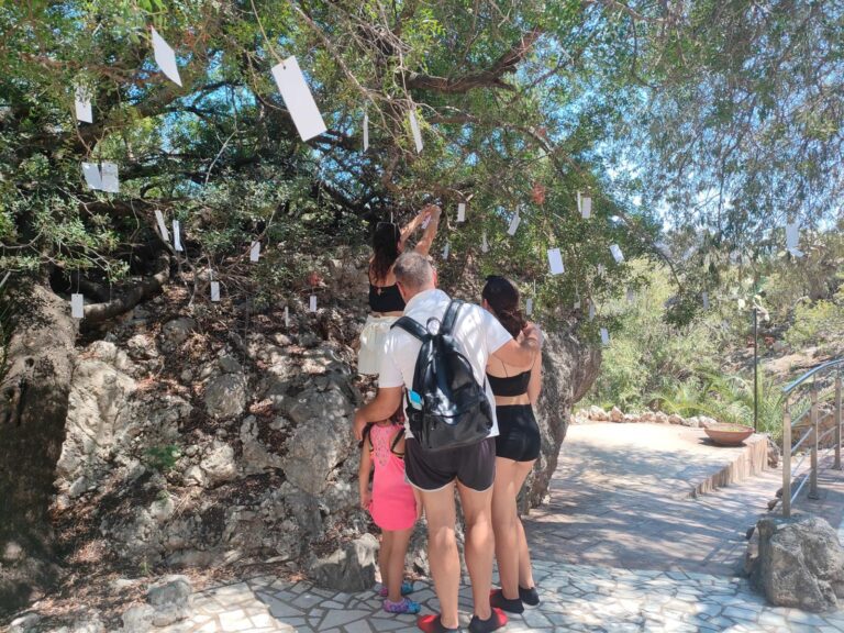 A Taormina “Wish Tree for Sicily”, progetto di arte performativa di Yoko Ono
