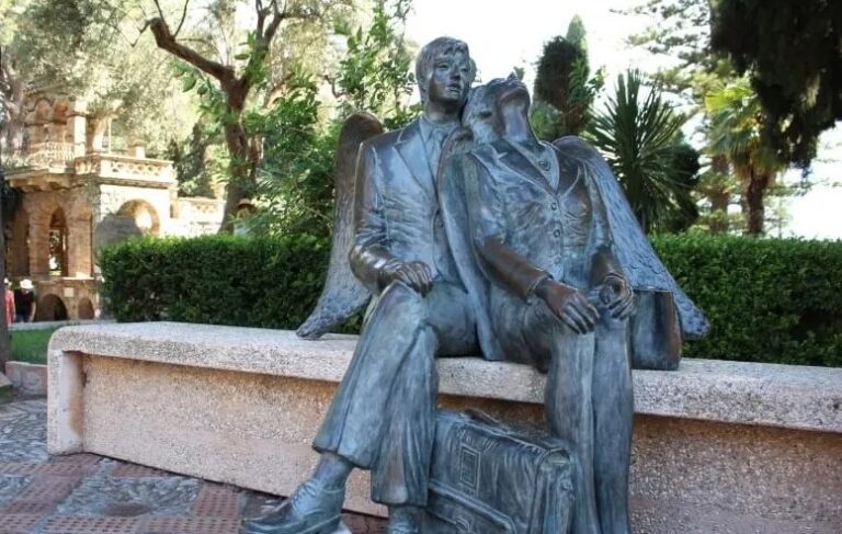 Torna a Taormina in ricordo della figlia e si commuove: “Qui vive il mio amore per te”