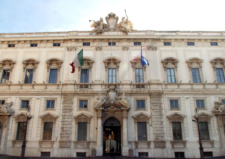 Consulta: “Sul terzo genere serve una legge”