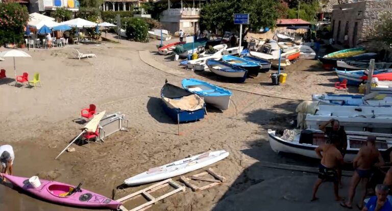 De Luca: “Tavolo col Demanio sulle spiagge di Taormina, ridurre spazi concessi ai privati”
