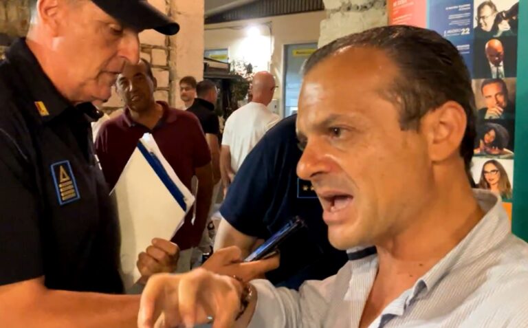 Rifiuti a Taormina, blitz notturno del sindaco: “Beccati i trasgressori”