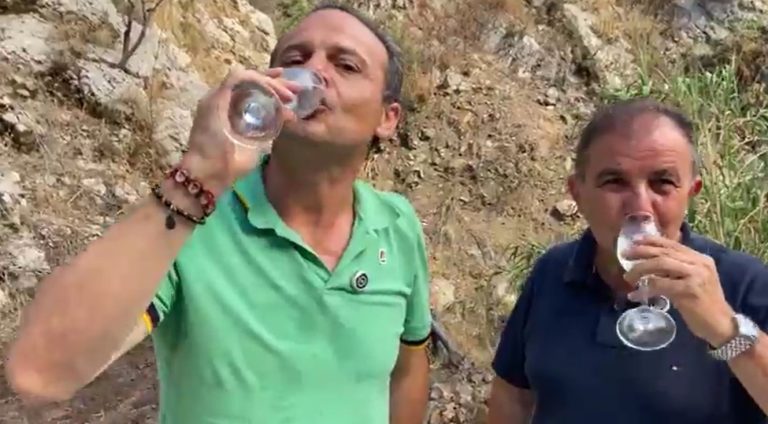 De Luca brinda con la nuova di fonte di Taormina: “Non aspetto l’ok Asp, è champagne”