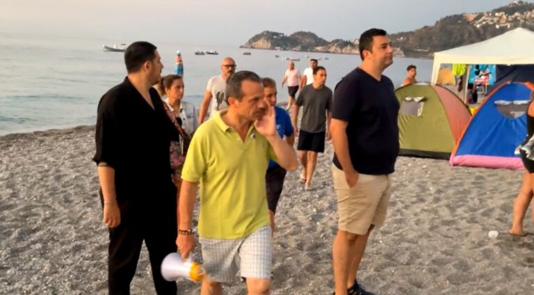 Ferragosto a Taormina, De Luca in spiaggia col megafono: “Uscite, siete circondati”