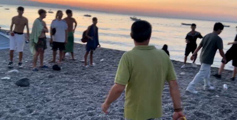 Spiagge di Taormina, scintille tra i giovani e il sindaco: “C’è lo sceriffo”, “Il babbio è finito”