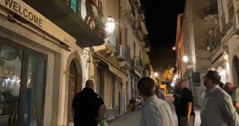 Taormina, paziente oncologico: “Non ce la faccio ad uscire di notte i rifiuti”. Il sindaco: “Si espone dall’01.30”
