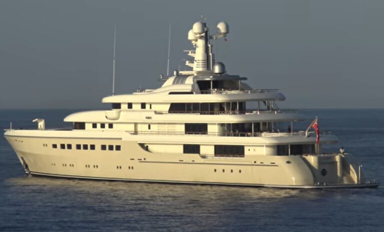 Nella rada di Taormina e Naxos il superyacht del miliardario John Reece